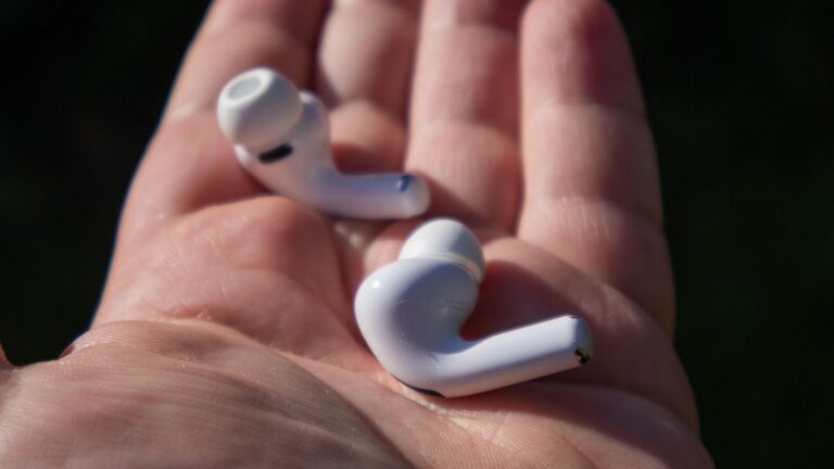 AirPods Ultra в разработке: слухи о наушниках Apple с искусственным интеллектом и камерой