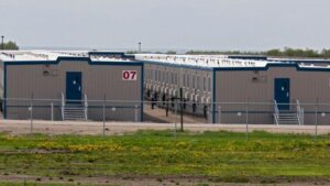 Компания, управляющая центром задержания ICE, видит большой потенциал в «мужских лагерях» для строителей ЦОД