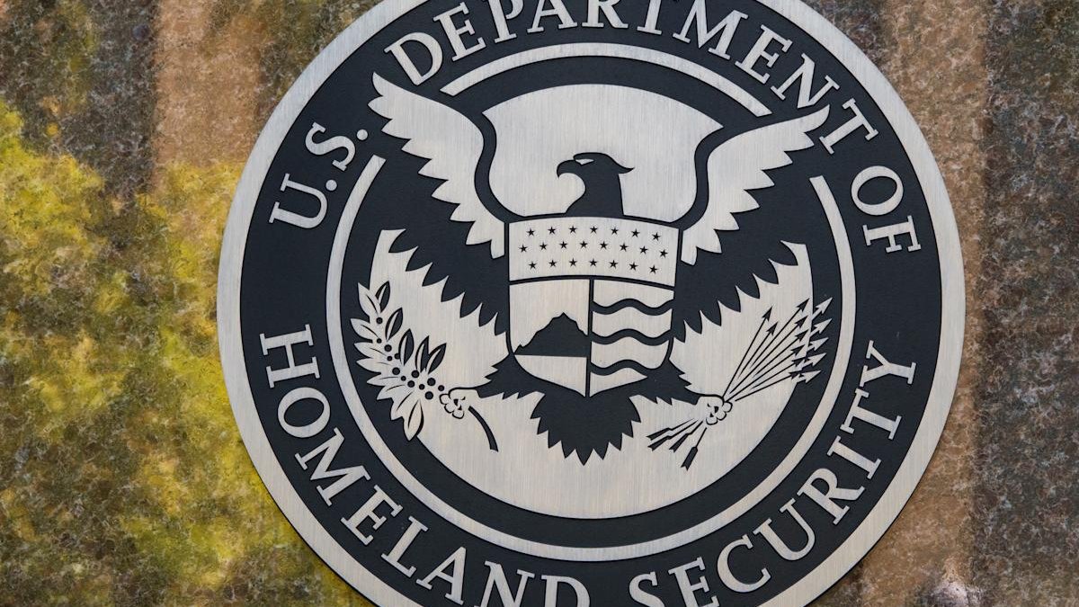 Министерство безопасности США разрабатывает «умные очки» для идентификации людей на улицах