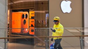 Складной iPhone от Apple могут отложить из-за проблем с конструкцией