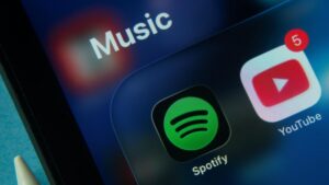 Spotify позволяет AI-агентам создавать персональные подкасты