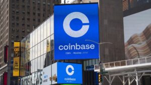 Coinbase увольняет почти 700 сотрудников, перестраиваясь под «AI-native»