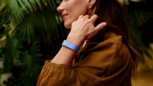 Google представила Fitbit Air без экрана и приложение Google Health