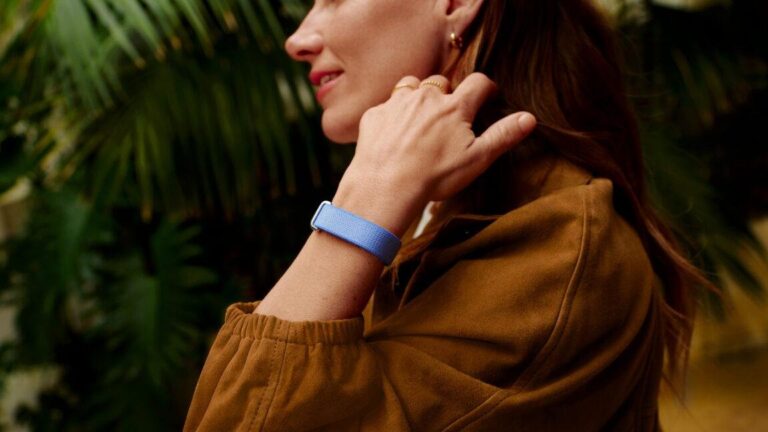 Google представила Fitbit Air без экрана и приложение Google Health