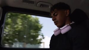 Футболист Лямин Ямал показал новые наушники Beats в соцсетях