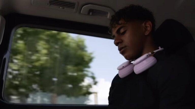 Футболист Лямин Ямал показал новые наушники Beats в соцсетях