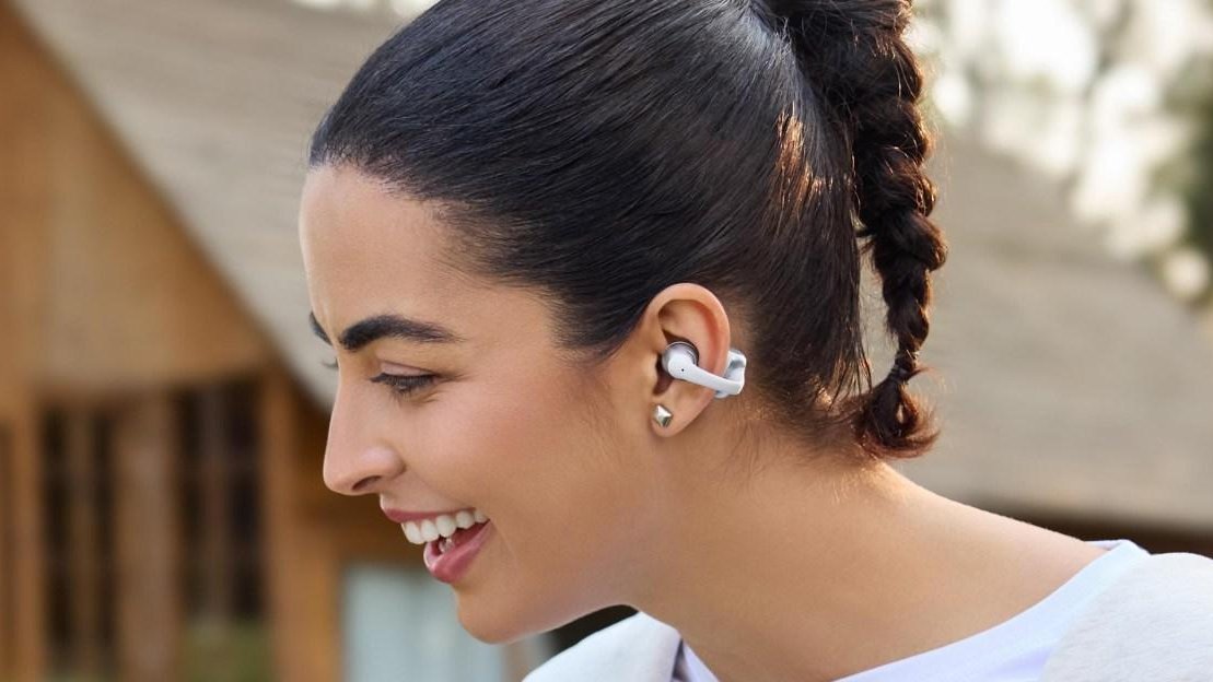 Shokz представила OpenDots 2 и Air: новые наушники-клипсы с улучшенным звуком